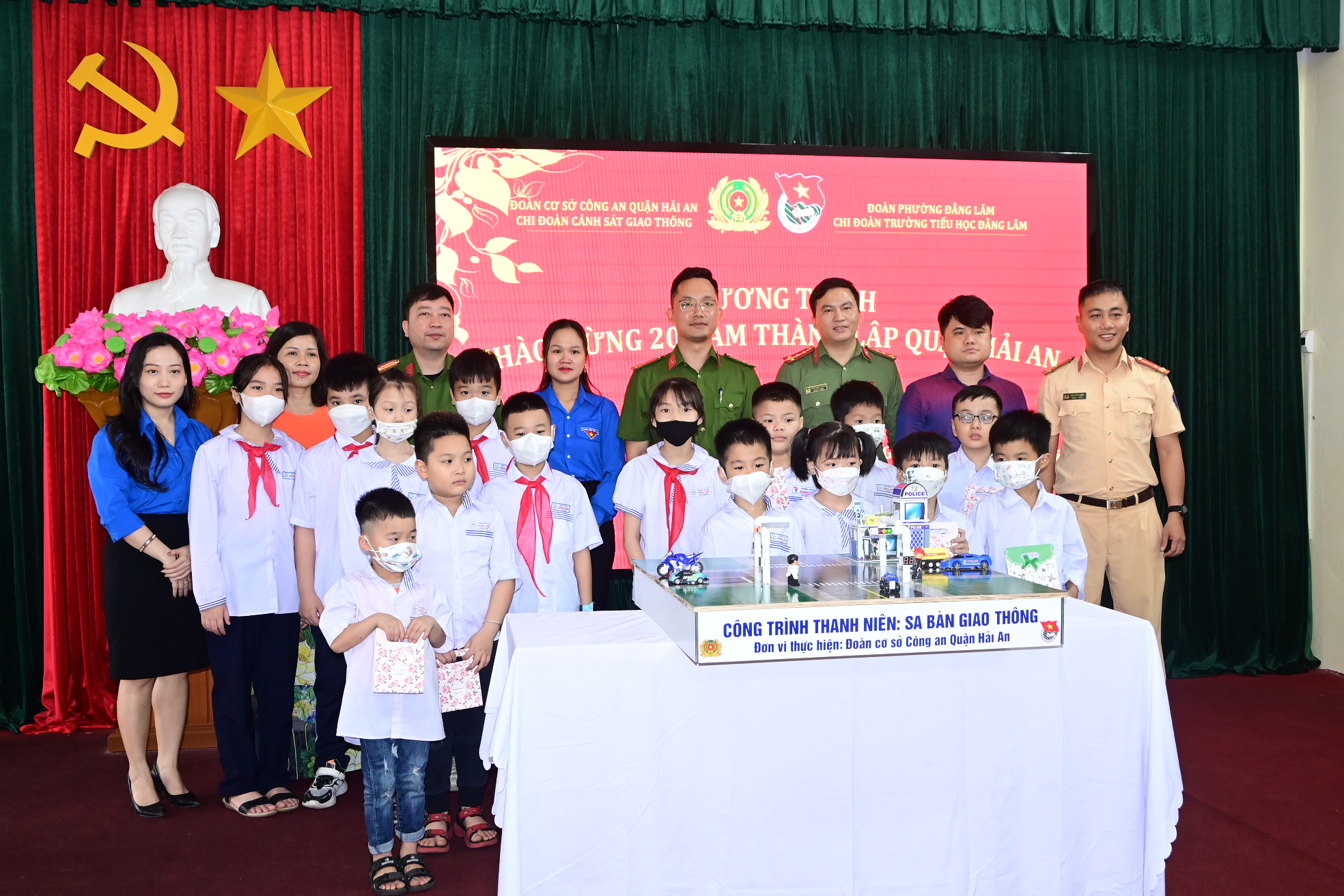 Đội Cảnh sát giao thông - trật tự (CAQ Hải An): Tuyên truyển và tặng 